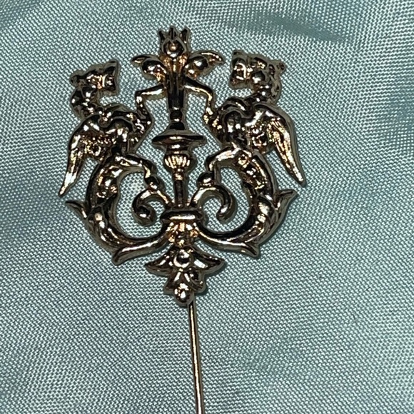 Vintage Art of the Gentleman Royal Crest Pin - Picture 2 of 4